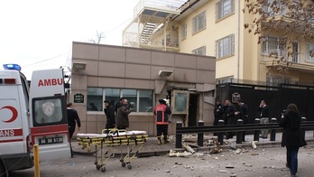 El edificio que acoge un club social de guardias jurado, tras el ataque. (AFP)