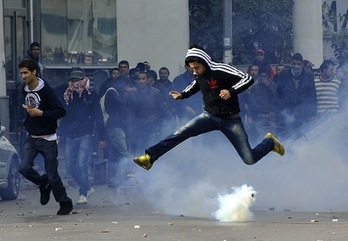 Manifestación en Túnez tras la muerte a tiros de Chukri Bel Aid. (Fethi BELAID/AFP PHOTO)