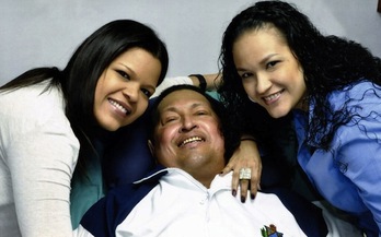 En la imagen Chávez aparece junto a sus dos hijas. (@VillegasPoljakE)