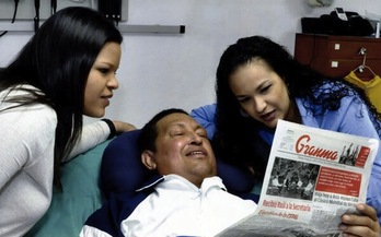 Seguidores de Chávez muestran su apoyo al presidente venezolano mientras permanece hospitalizado en Caracas. (Leo RAMIREZ/AFP)