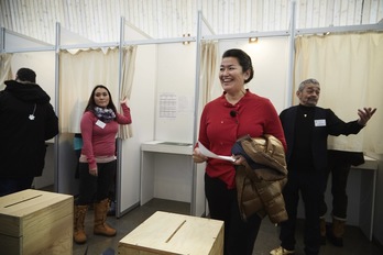 La líder de Siumut, Aleqa Hammond, se dispone a votar. (Ulrik BANG/AFP)
