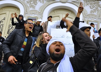 Protestas en la capital tunecina tras la muerte del joven vendedor. (Fethi BELAID/AFP)