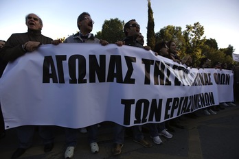Trabajadores de bancos chipriotas protestan frente al palacio persidencia en Nicosia. (Patrick BAZ/AFP)