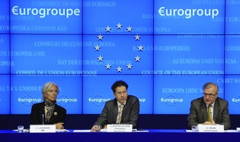 Christine Lagarde (FMI), Jeroen Dijsselbloem, presidente de la eurozona, y Olli Rehn, responsable de Asuntos Económicos de la CE. (John THYS/AFP PHOTO)