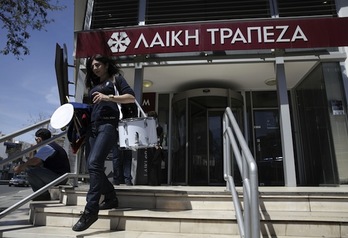 El Laiki Bank será uno de los dos bancos que no reabrirá este martes. (Yiannis KOURTOGLOU/AFP)