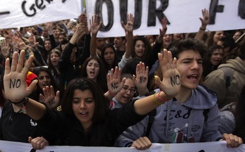 Milaka ikaslek manifestazioa egin dute troika delakoaren aurka, Nikosian. (Patrick BAZ/AFP PHOTO)