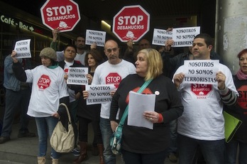 Marta Uriarte, junto a miembros de Stop Desahucios, ante la sede del PP en Bilbo. (Monika DEL VALLE/ARGAZKI PRESS)