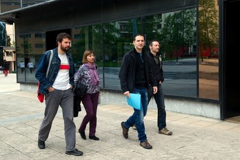 Representantes de los sindicatos abertzales, antes de registrar la convocatoria de huelga general. (Idoia ZABALETA/ARGAZKI PRESS)