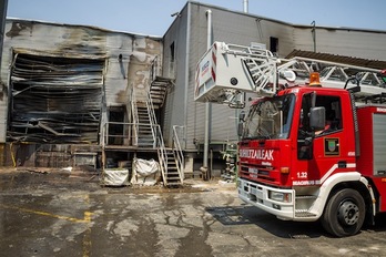 Los bomberos trabajan en las instalaciones de Alfa. (Aritz LOIOLA/ARGAZKI PRESS)