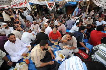 Seguidores de Morsi concentrados en protesta tras la orden de arresto emitida por los tribunales. (Fayez NURELDINE / AFP)