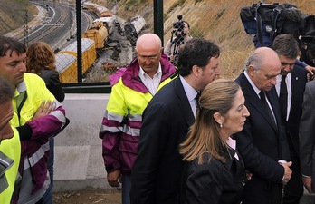 Fernández Díaz ha visitado el lugar del accidente junto a la ministra Ana Pastor. (Rafa RIVAS/AFP) 