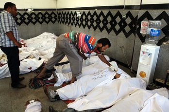 Los cadáveres de algunos de los seguidores de los Hermanos Musulmanes fallecidos el viernes. (Florian PLAUCHEUR/AFP)