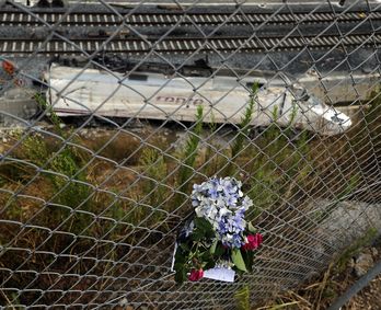 El tren accidentado ha sido retirado esta madrugada de las vías.. (Rafa RIVAS / AFP)