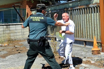 Un guardia civil trata de echar del recinto a un extrabajador de Inasa (Idoia ZABALETA / ARGAZKI PRESS)