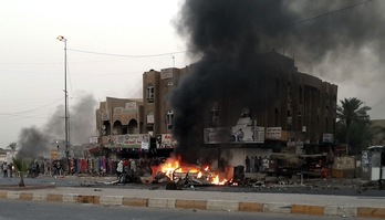 U coche bomba arde en llamas tras estallar en el mercado de Al Talbiya. (Sabah ARAR / AFP PHOTO) 