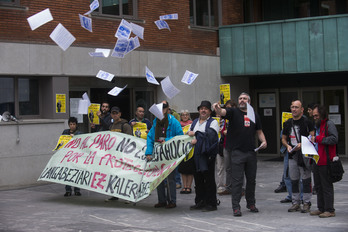 Berri-Otxoak plataformak Barakaldoko Udaletxearen aurrean eginiko protesta. (Luis JAUREGIALTZO/ARGAZKI PRESS)