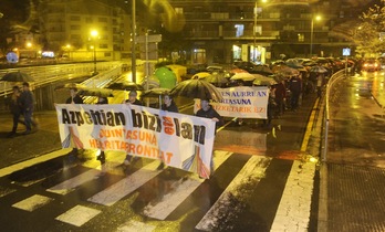 Manifestación en Azpeitia para exigir que se mantengan los puestos de trabajo en empresas del municipio. (Jon URBE/ARGAZKI PRESS)