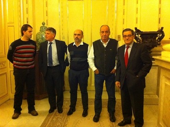 Representantes de Diputación y Kutxabank, tras la reunión. (Joseba Salbador)