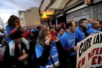 La manifestación ha partido de la sede de Edesa en Basauri. (Marisol RAMÍREZ / ARGAZKI PRESS)