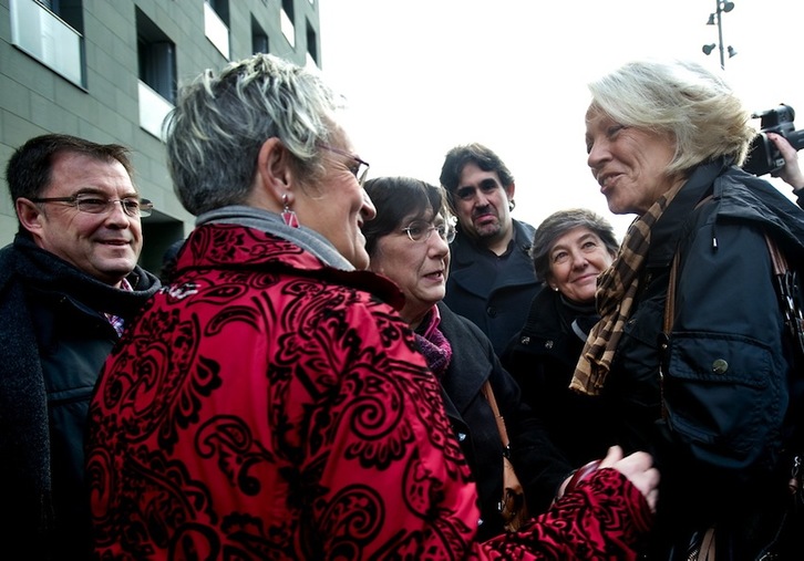 Rosa Rodero, a la derecha, con Asun Lasa, Edurne Brouard, Pello Urizar y Laura Mintegi. (ARGAZKI PRESS)