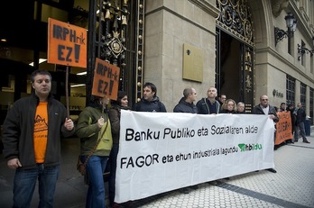 Concentración celebrada a las puertas de la sede central de Kutxa. (Juan Carlos RUIZ / ARGAZKI PRESS)