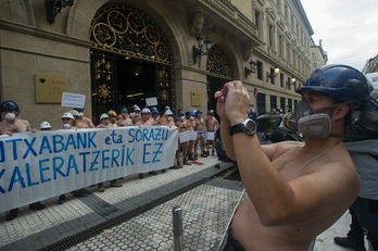 Protesta de los trabajadores de la empresa la pasada semana frente a la sede de Kutxa. (Andoni CANELLADA/ARGAZKI PRESS)