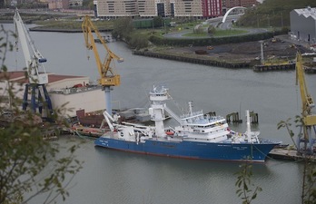 El buque atunero ‘Itsas Txori’, en Erandio. (Luis JAUREGIALTZO/ARGAZKI PRESS)