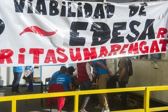 Trabajadores de Edesa, en la planta de Basauri. (Luis JAUREGIALTZO/ARGAZKI PRESS)