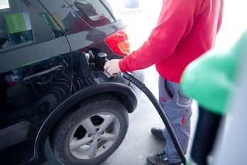 La bajada de los precios de los carburantes ha sido inferior a la de 2012. (Iñigo URIZ/ARGAZKI PRESS)