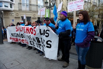 Concentración de trabajadores de Edesa frente al Parlamento de Gasteiz. (Raul BOGAJO/ARGAZKI PRESS)