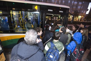 Usuarios hacen cola para subir al autobús en una parada de Burlata. (Iñigo URIZ/ARGAZKI PRESS) 