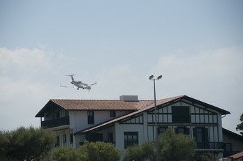 Un avión se dispone a aterrizar en el aeropuerto de Hondarribia. (Gorka RUBIO / ARGAZKI PRESS)