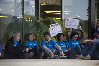 Protesta de la plantilla de Edesa en la sede de MCC. (Gorka RUBIO / ARGAZKI PRESS)