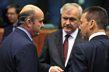 De Guindos, a la izquierda, junto con otros líderes europeos hoy en Bruselas. (Georges GOBET/AFP)