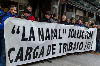 Trabajadores de La Naval han reclamado soluciones a su situación frente a la Delegación del Gobierno de Lakua en Bilbo. (ARGAZKI PRESS)