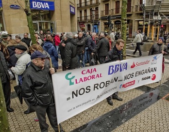 Concentración de afectados frente a la sucursal del BBVA en Donostia. (Gorka RUBIO/ARGAZKI PRESS)