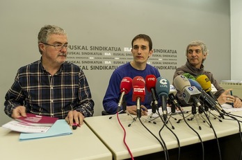 Adolfo Muñoz, Iñaki Zabaleta y Mikel Noval, en la rueda de prensa celebrada en Bilbo. (Monika DEL VALLE/ARGAZKI PRESS)