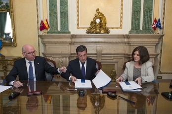José María Iruarrizaga, Aitor Uribesalgo y Helena Franco firman el pacto. (Juanan RUIZ/ARGAZKI PRESS)