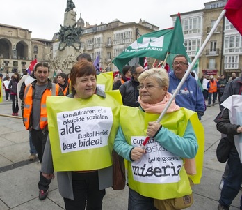 Dos de las participantes en la marcha de Gasteiz. (Juanan RUIZ / ARGAZKI PRESS)