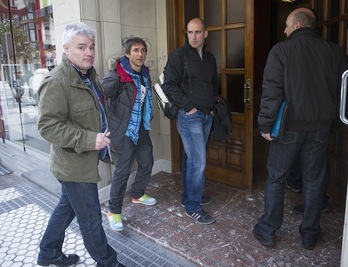 Los representantes de los trabajadores entran en la sede del Preco, el pasado miércoles. (Jon URBE / ARGAZKI PRESS)