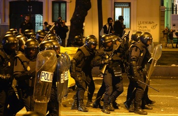 Policías antidisturbios durante los incidentes del sábado. (Gerard JULIEN/AFP)