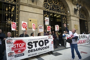 Concentración de miembros de Stop Desahucios, afectados por el IRPH y representantes de la asociación de jubilados y pensionistas ante la sede de Kutxa. (Juan Carlos RUIZ/ARGAZKI PRESS)
