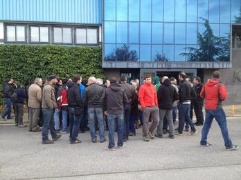 Los trabajadores de Koxka, en la puerta de la empresa. (@haritzpg)