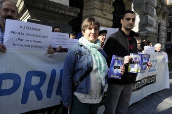 Maribi Ugarteburu y Asier Vega, en la concentración de Bilbo ante Kutxabank. (ARGAZKI PRESS)