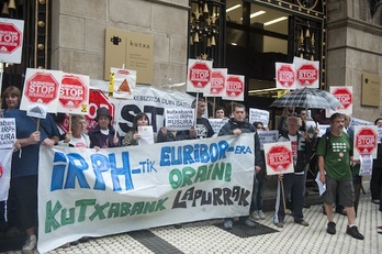 Concentración de Stop Desahucios y de la Plataforma de Afectados por el IRPH ante Kutxabank en Donostia, en una imagen de archivo. (Gorka RUBIO/ARGAZKI PRESS)