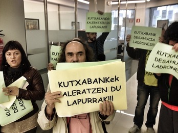 Un momento de la protesta dentro de la sucursal de Kutxabank. (ARGAZKI PRESS)