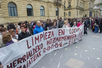 Trabajadores del sector de la limpieza se han concentrado ante Correos, en Donostia. (Andoni CANELLADA/ARGAZKI PRESS)
