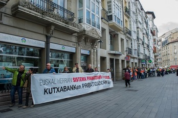 Imagen de la cadena humana contra la privatización de Kutxabank. (Juanan RUIZ/ARGAZKI PRESS)