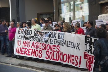 Concentración de los empleados de la oficina de Lanbide de Errekalde. (Luis JAUREGIALTZO/ARGAZKI PRESS)