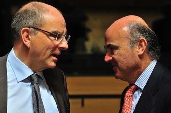 El ministro español de Economía, Luis de Guindos (derecha), conversa con su homólogo belga, Koen Geens, al inicio de la reunión del Ecofin. (Georges GOBET/AFP) 